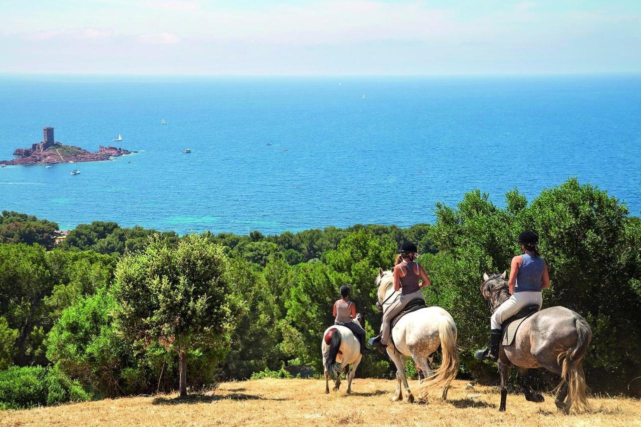 Cap Esterel Sport Et Nature, Dans Village Pierres Et
